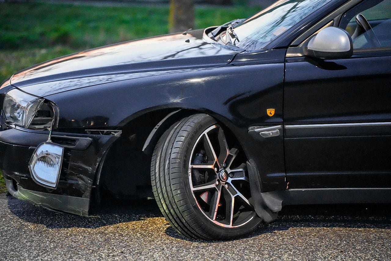 Afgebroken wiel van de auto (foto: Erik Haverhals / Persbureau Heitink).