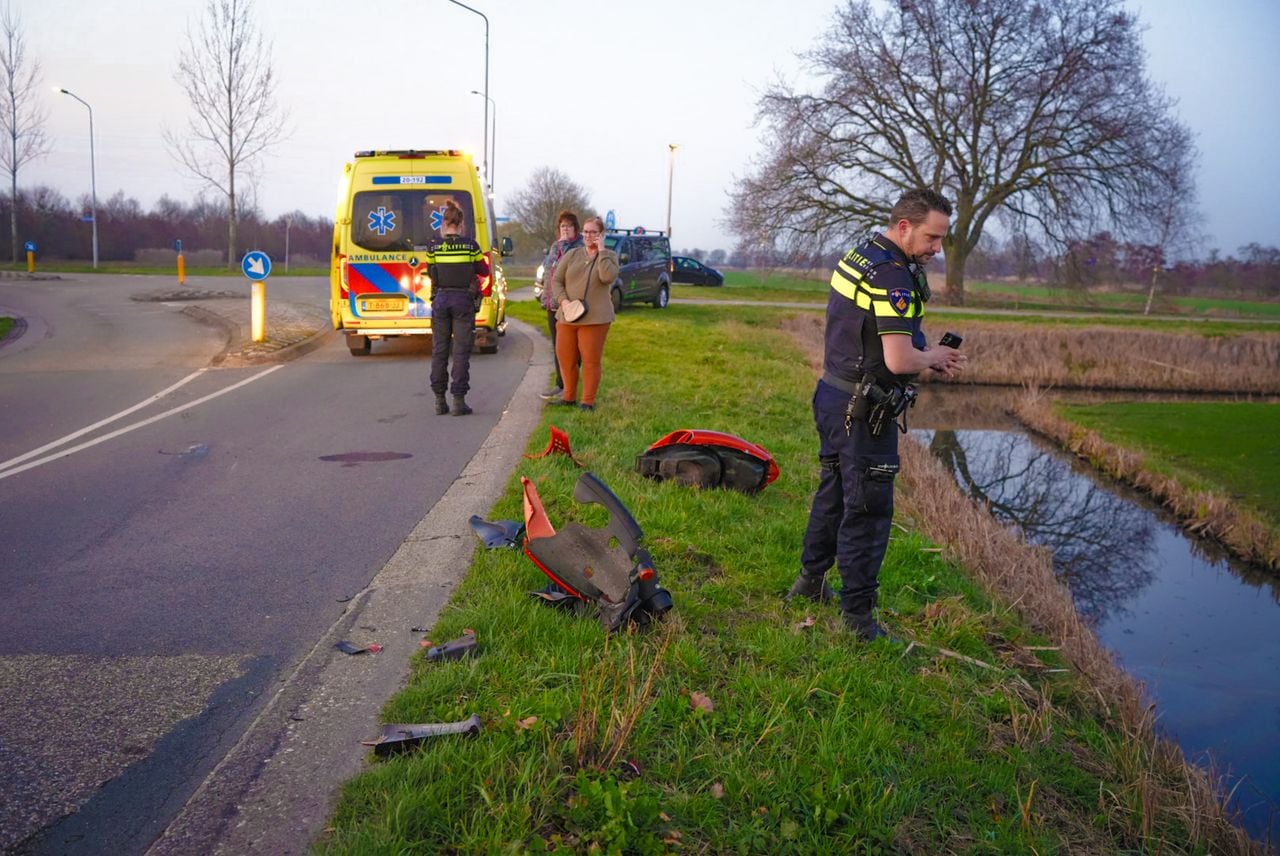 Zware aanrijding scooter en auto en Sprang-Capelle (foto: Erik Haverhals / Persbureau Heitink).
