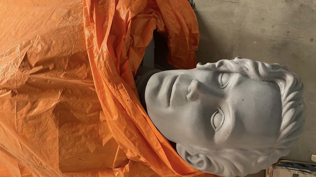 Het beeld ligt normaal helemaal onder zeil (foto: Peter van Gelder).