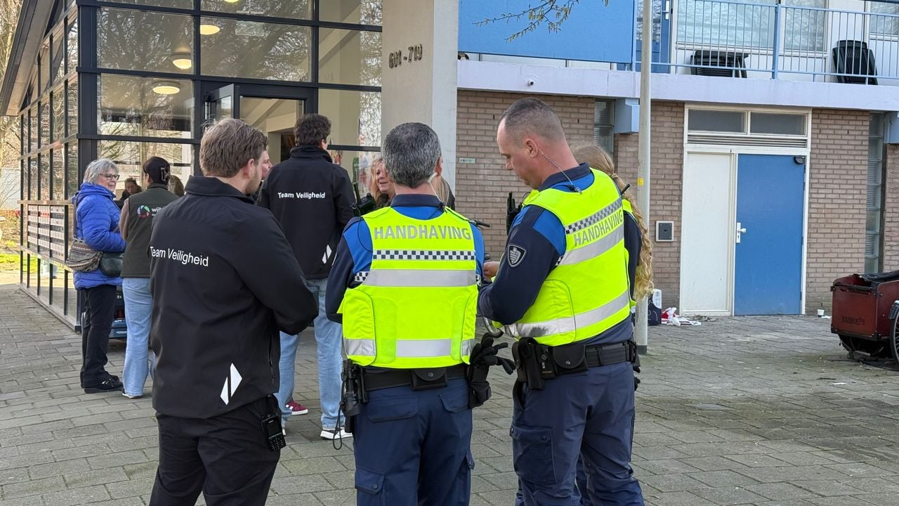 Gemeente en woningbouwstichting vangen de bewoners op na de brand in de flat in Bergen op Zoom (foto: Jos Verkuijlen).