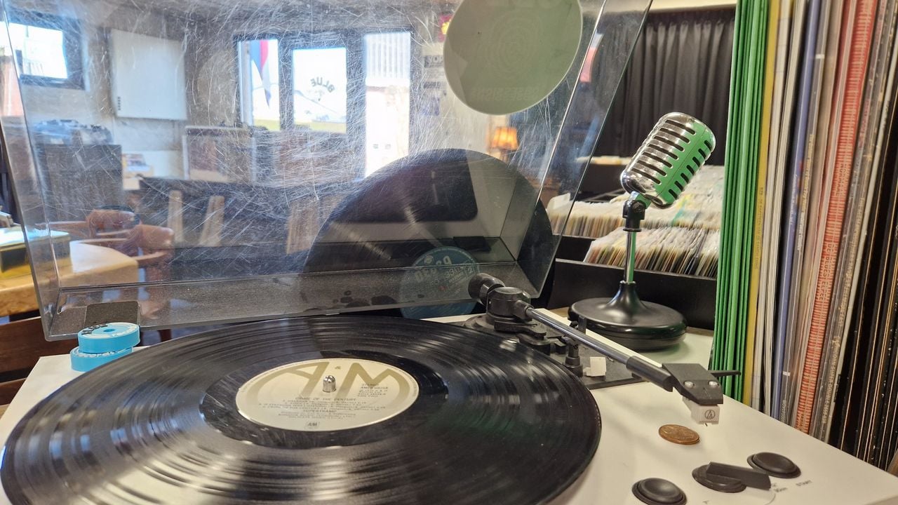 Een platenspeler in de winkel van Frank Mulders (foto: Tom Berkers).