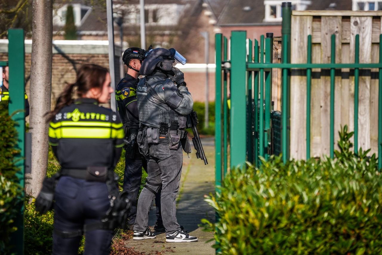 De verdachte wordt door zwaarbewapende agenten uit huis gehaald (foto: SQVision).