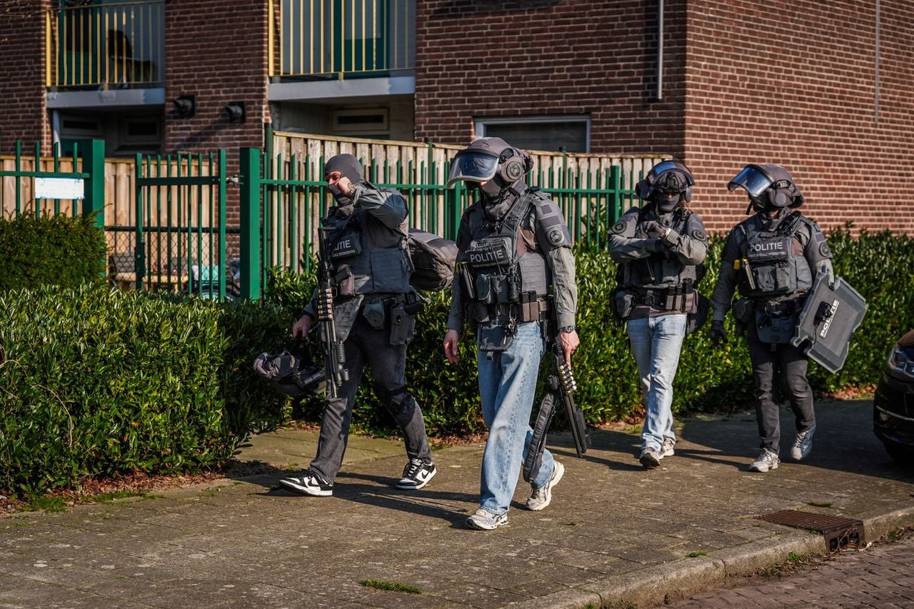 De verdachte wordt door zwaarbewapende agenten uit huis gehaald (foto: SQVision).