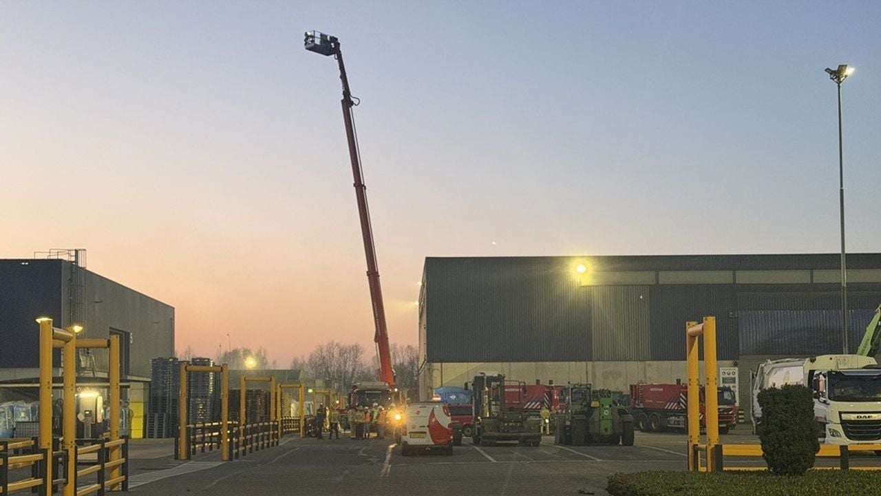 De brand bij Renewi in Eindhoven woedde in de loods links (foto: Omroep Brabant)