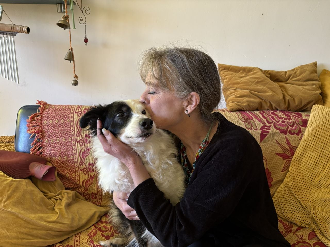 Metha met haar hond Posty (foto: Karin Kamp).