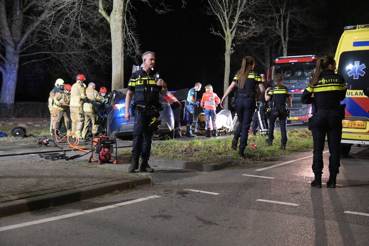Bestuurder bekneld in brandende auto (foto: Perry Roovers / Persbureau Heitink).