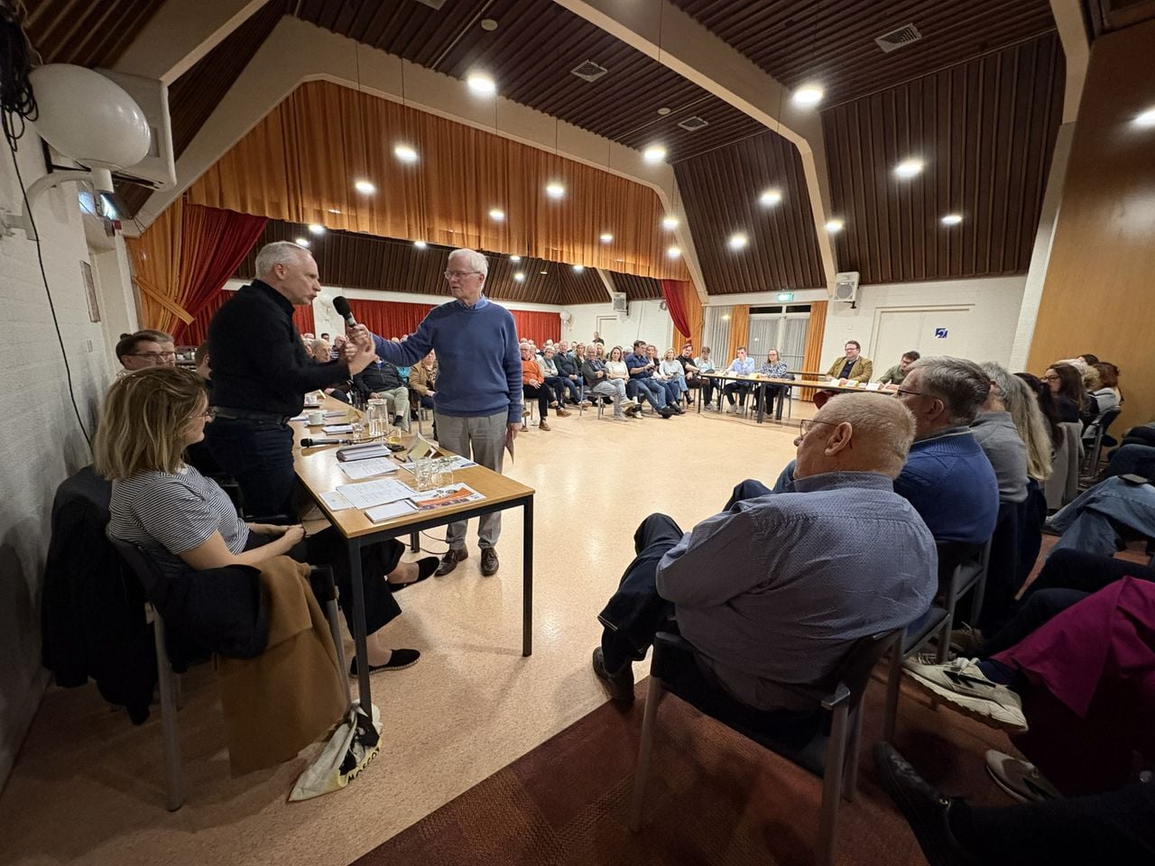 CDA-lijsttrekker Mario Sleegers aan het woord tijdens het kiezersdebat in Eersel (foto: Karin Kamp). 