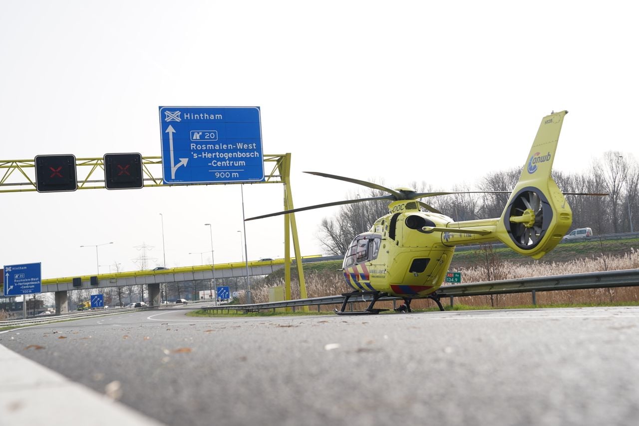 Traumahelikopter geland op snelweg (foto: Bart Meesters / Persbureau Heitink).