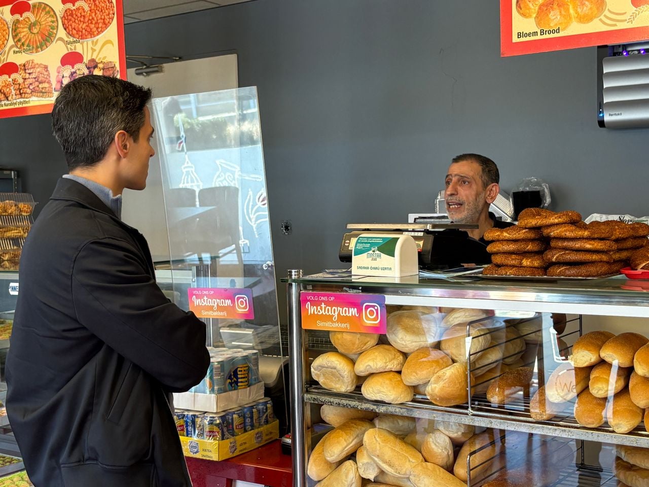 Rob Jetten in gesprek met bakker Murat (foto: Omroep Brabant). 