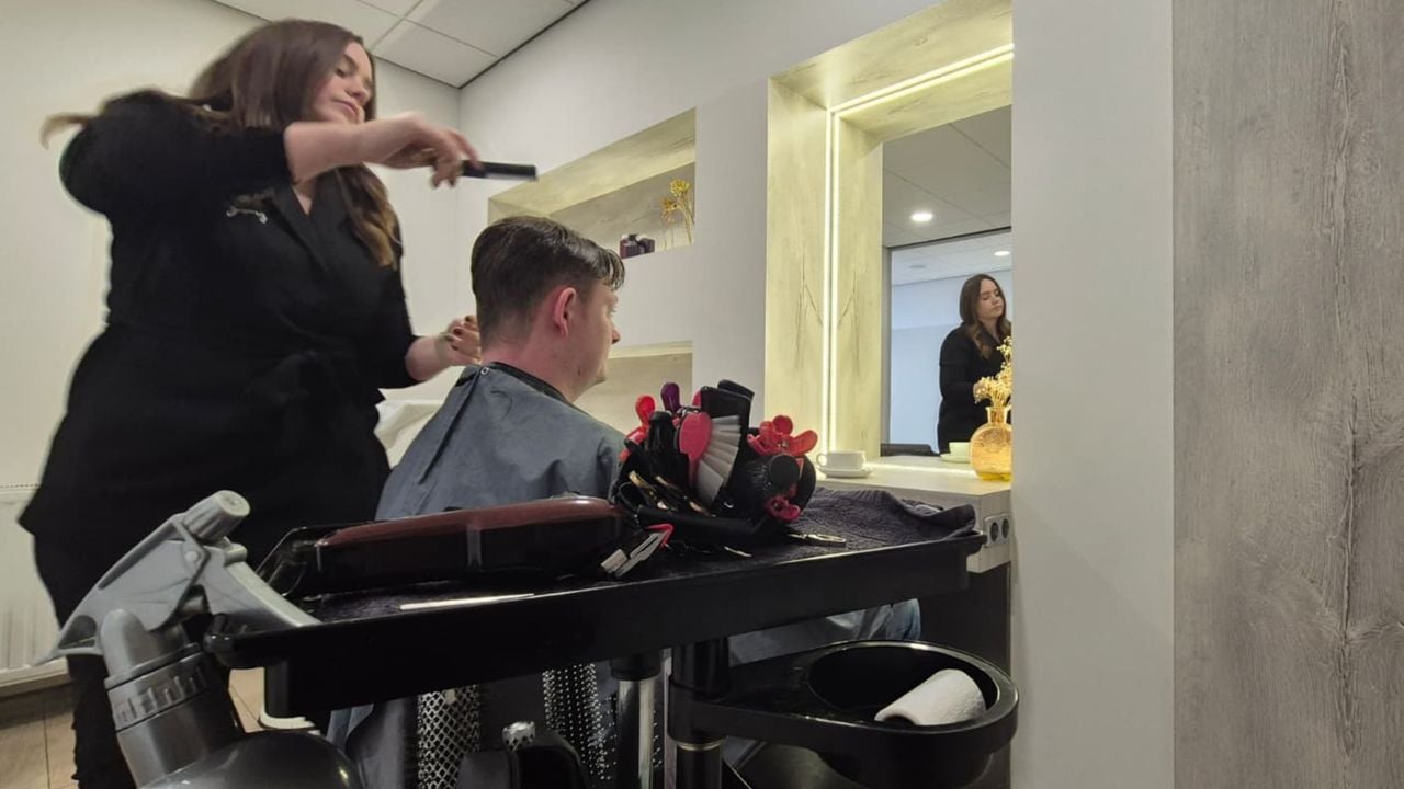 Kapster Rosalie werkt Wilco's toupet bij (foto: Niek de Bruijn)