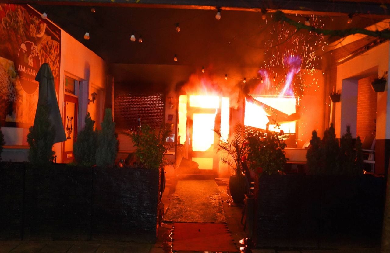 De brand brak rond half vier uit (foto: perbureau Heitink / Bart Meesters).