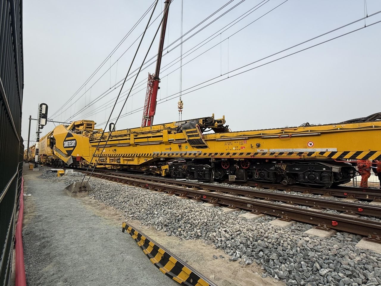 De ontspoorde werktrein (Foto: Bart Meesters/Persbureau Heitink).