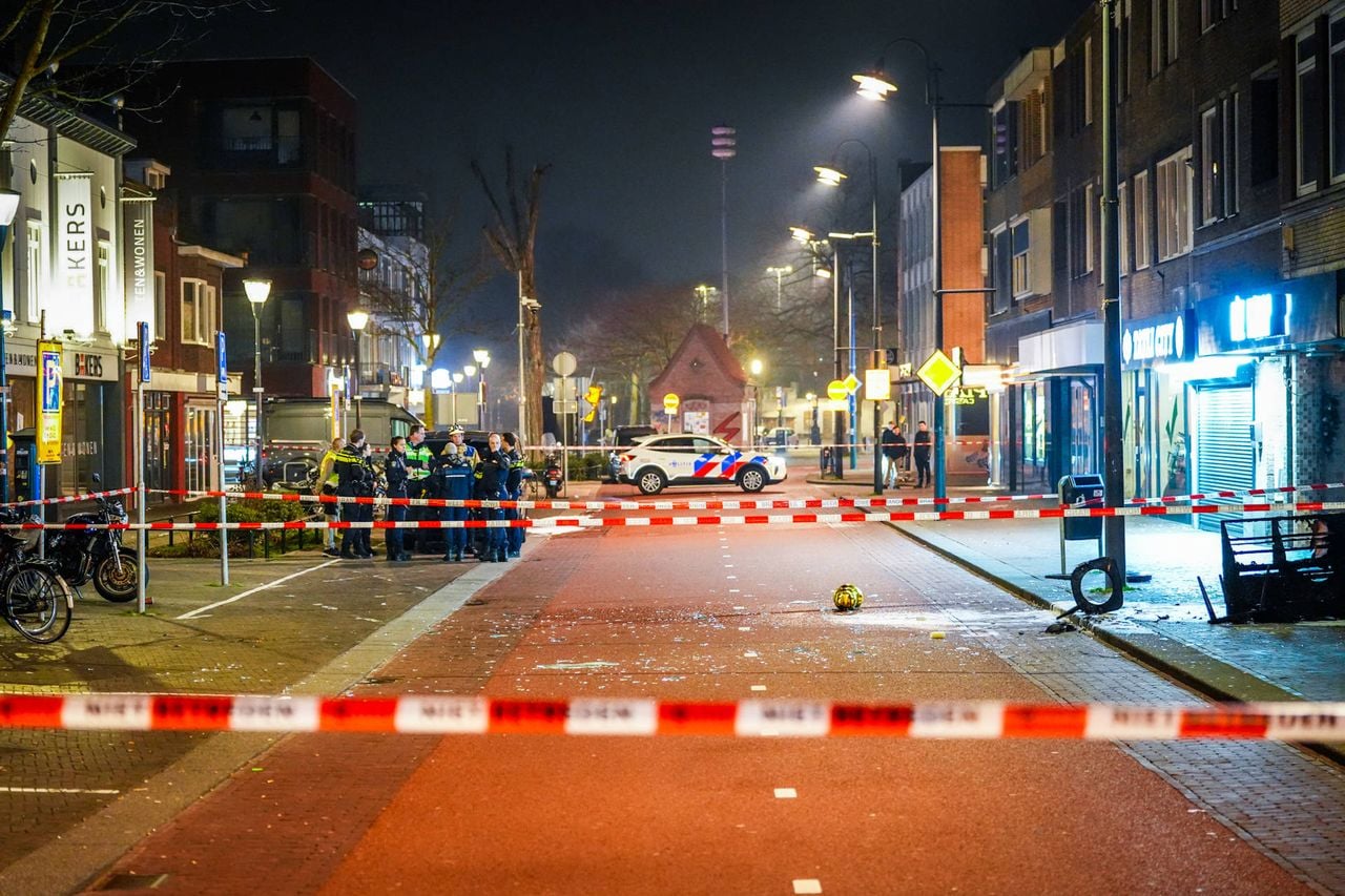  De Kruisstraat in Eindhoven werd na de explosie ruim afgezet voor sporenonderzoek (foto: Persbureau Heitink).