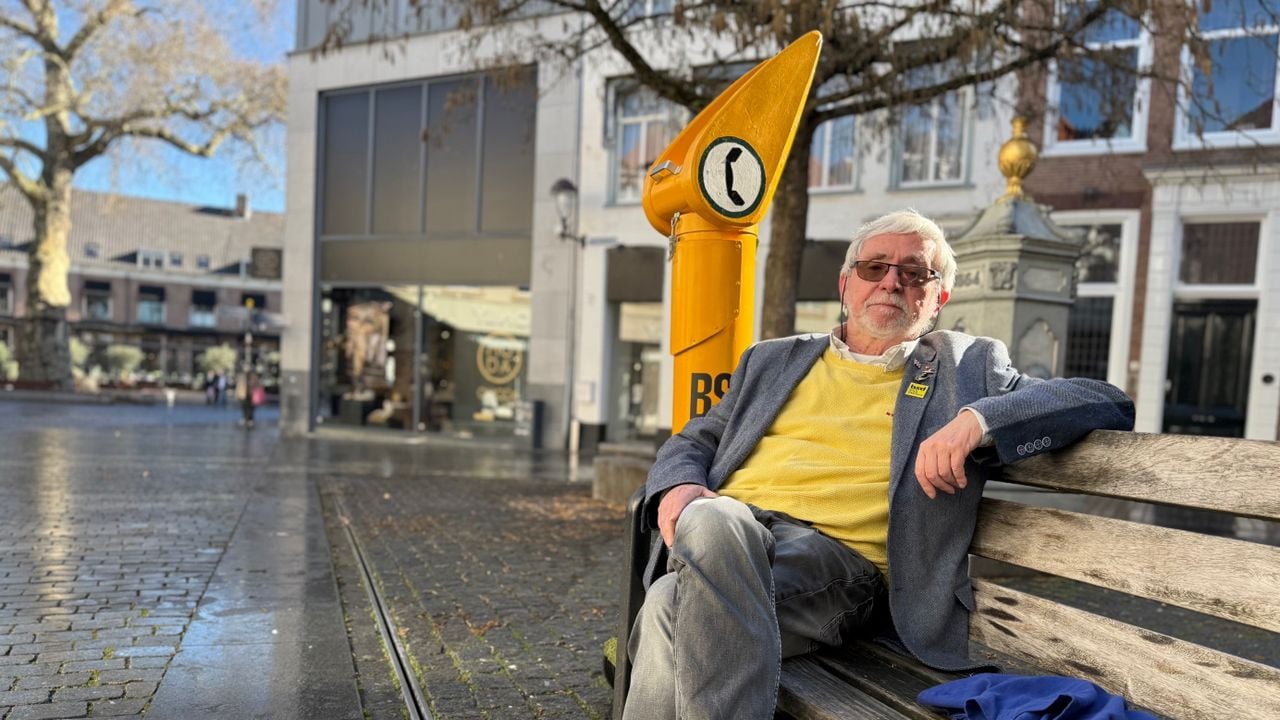 Louis houdt wekelijks zijn 'spreekuur' aan het het Zuivelplein (foto: Erik Peeters)