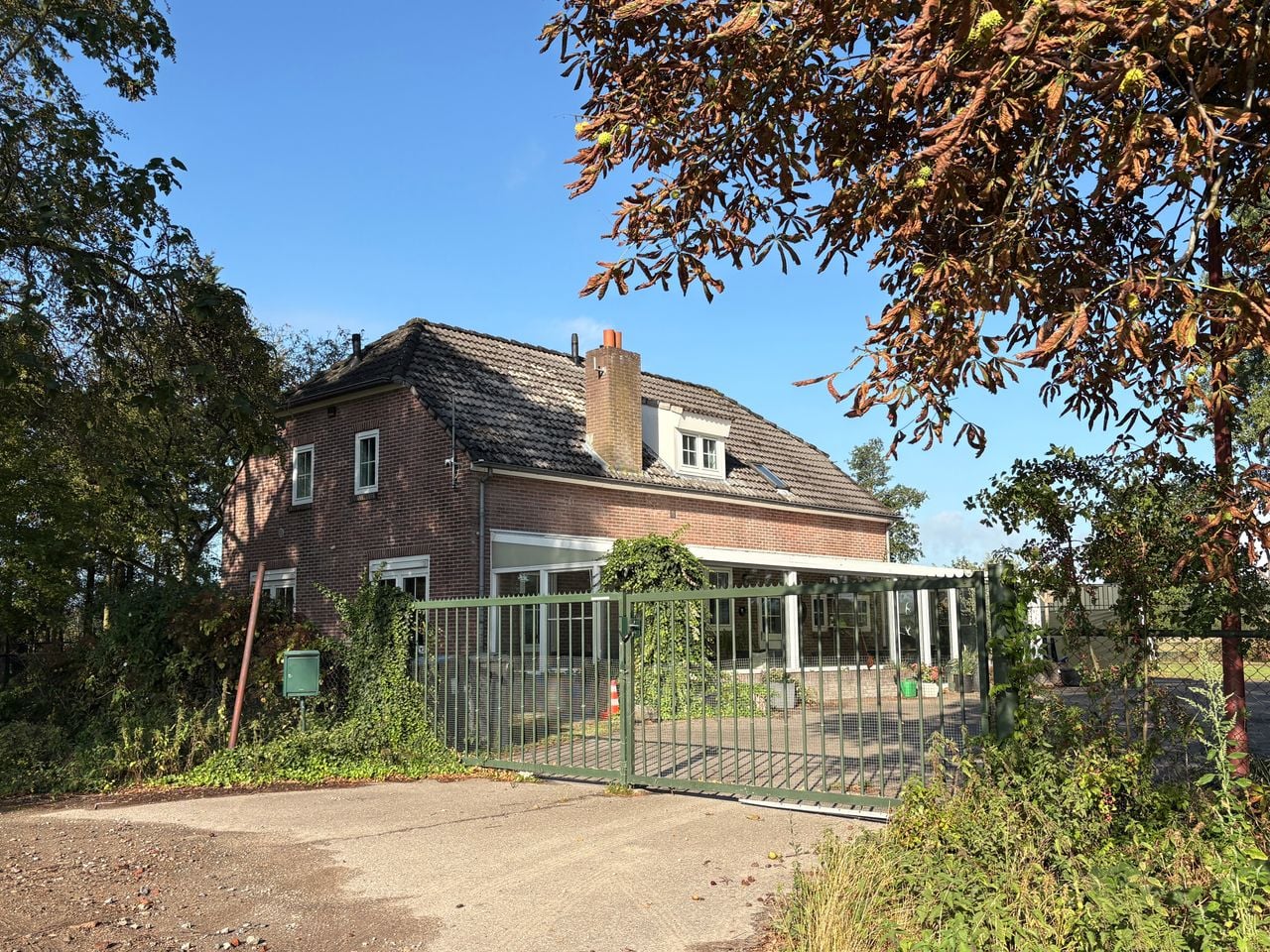 Dit huis met de grond werd door de gemeente gekocht zodat ASML kan uitbreiden (foto: Rogier van Son).