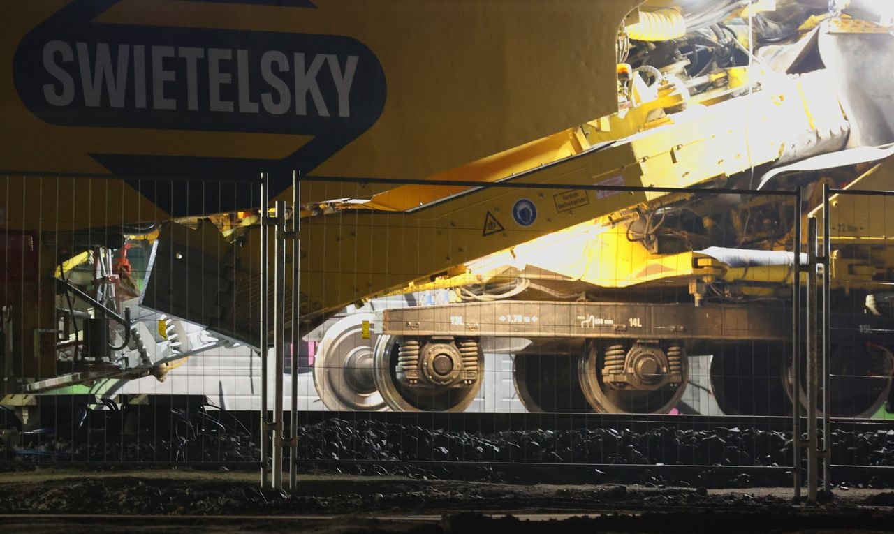 Werktrein staat met vijf assen naast het spoor (foto: Bart Meesters/ Persbureau Heitink)