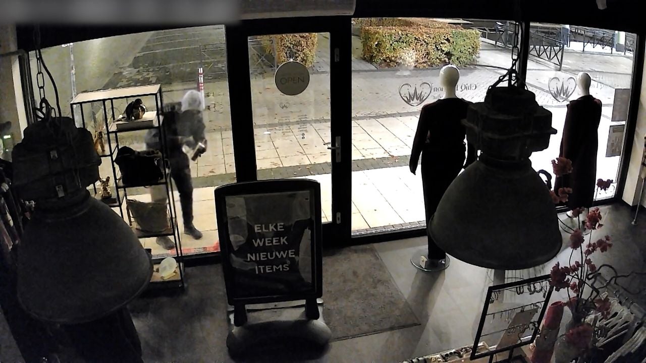 Op de etalage van de kledingwinkel werden meerdere kokers vastgeplakt (foto: Bureau Brabant).