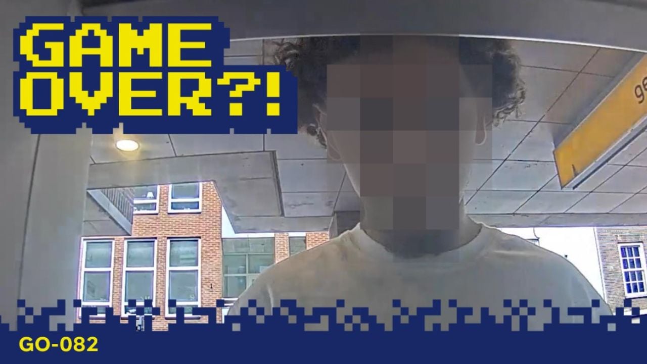 Een 90-jarige vrouw uit Den Bosch de gouden ring met diamant die ze om haar vinger droeg en haar bankpas (foto: politie).