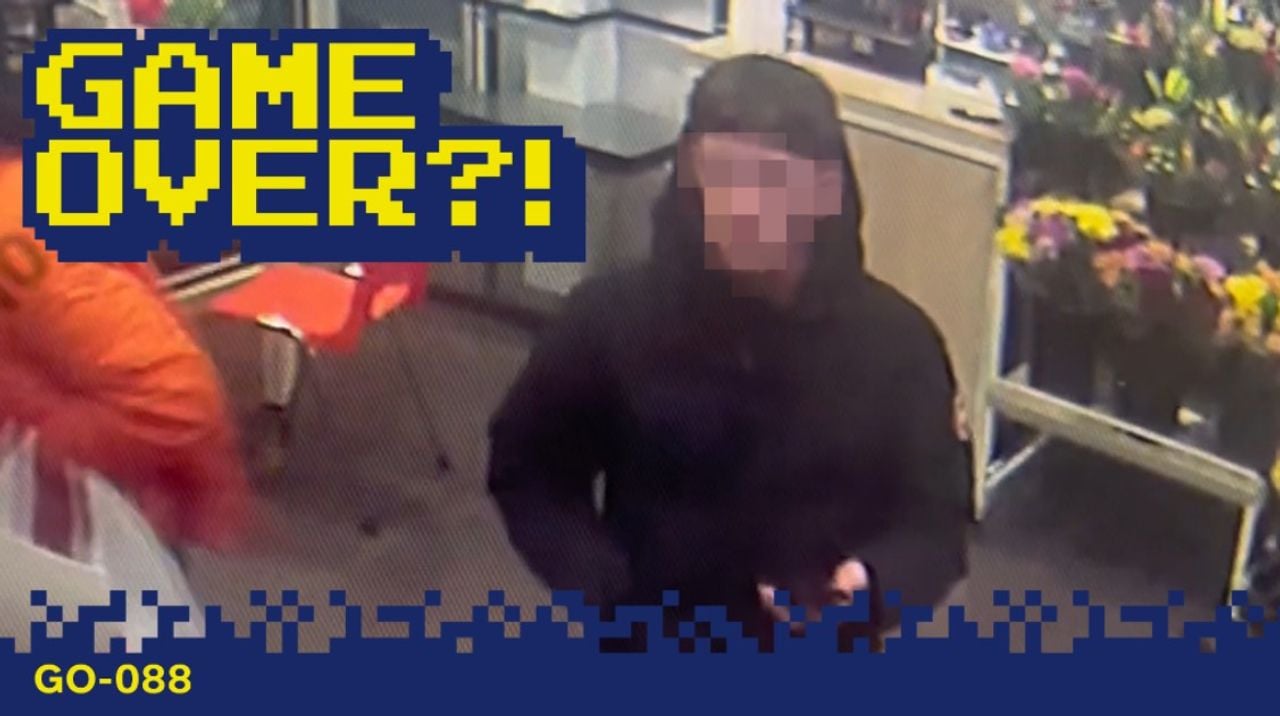 Met het geld van de 80-jarige Eindhovense werden voor honderden euro's aan merkkleding, parfum en sieraden gekocht (foto: politie).