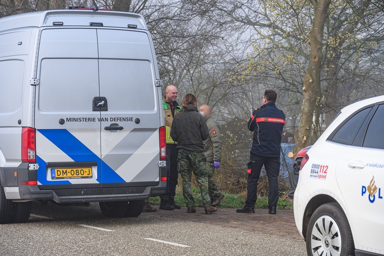 Politie-actie na vondst gevaarlijke stoffen in Langeweg (foto: Persbureau Heitink).