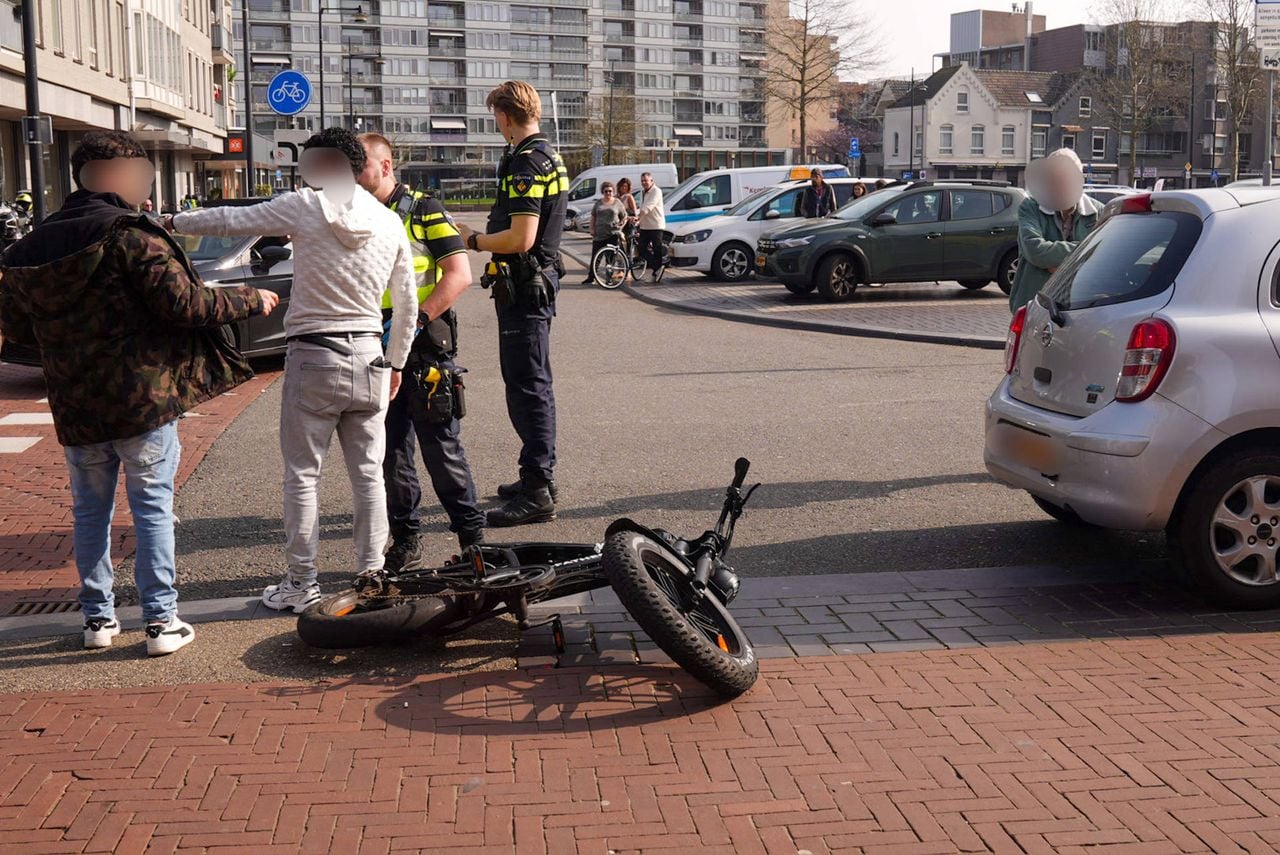 Fatbike botst met auto in Helmond (foto: Harrie Grijseels/Persbureau Heitink).
