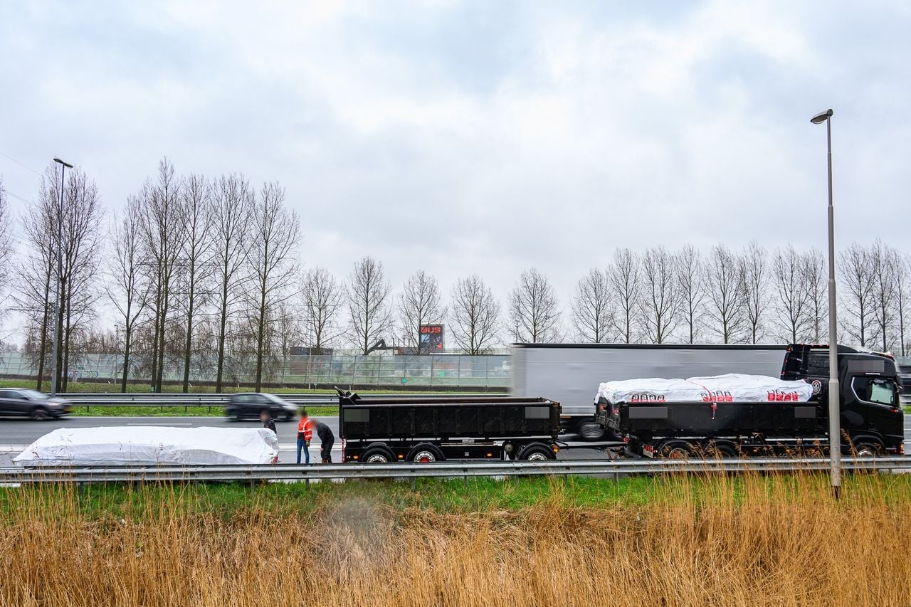 Uiteindelijk is het gelukt om het pakket terug op de vrachtwagen te krijgen (foto: Tom van der Put/Persbureau Heitink).