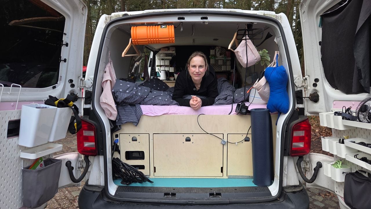 Angèle Schaminee in haar busje (foto: Noël van Hooft).