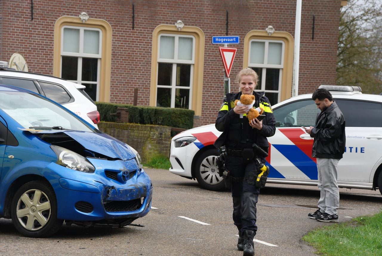 Kinderen krijgen beertje van de politie (foto: Erik Haverhals/Persbureau Heitink).