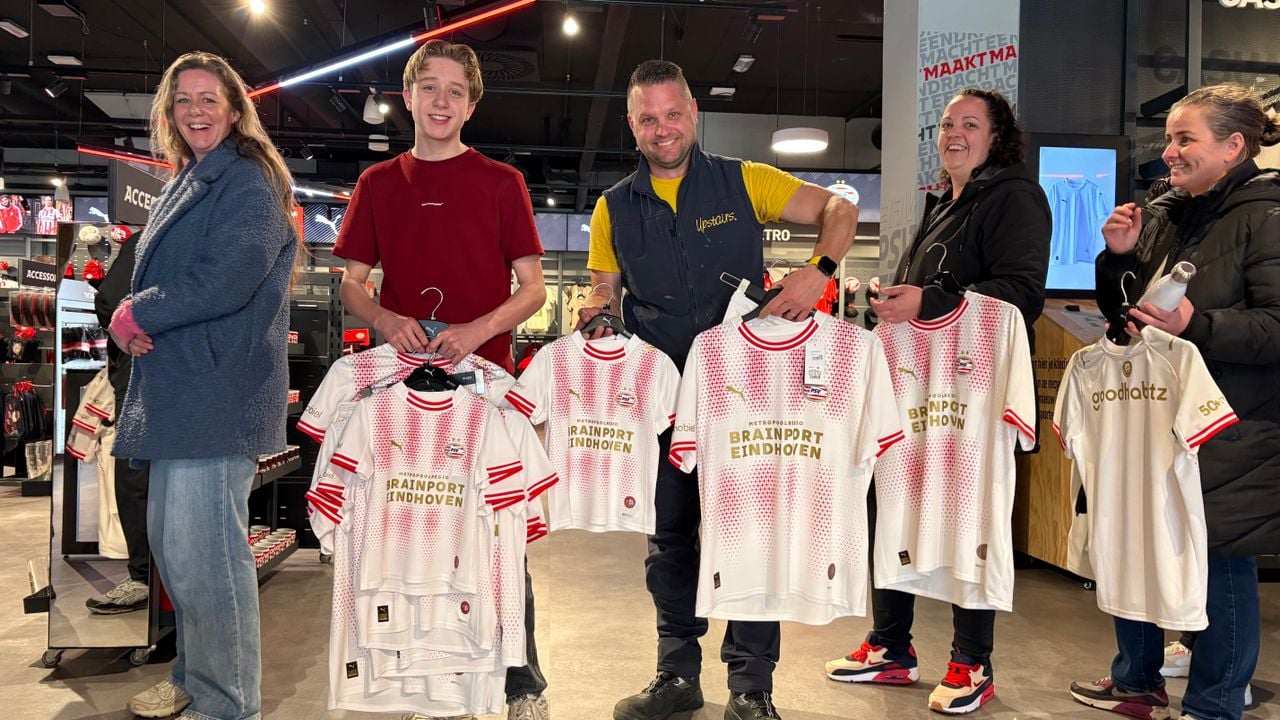 Fans in de rij voor de kassa in de PSV FANstore in Eindhoven (foto: Ruud Ritzen).