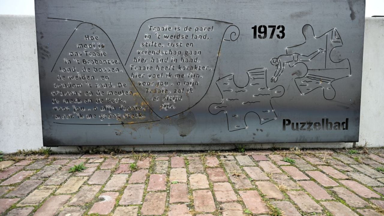 Eén van de dertig panelen van de Traaise Vertelmuur in de haven van Terheijden (foto: Gerard van Vugt).