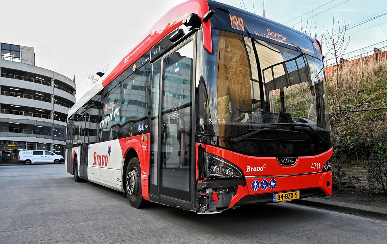 Auto botst met bus in Tilburg (foto: Toby de Kort/Persbureau Heitink).