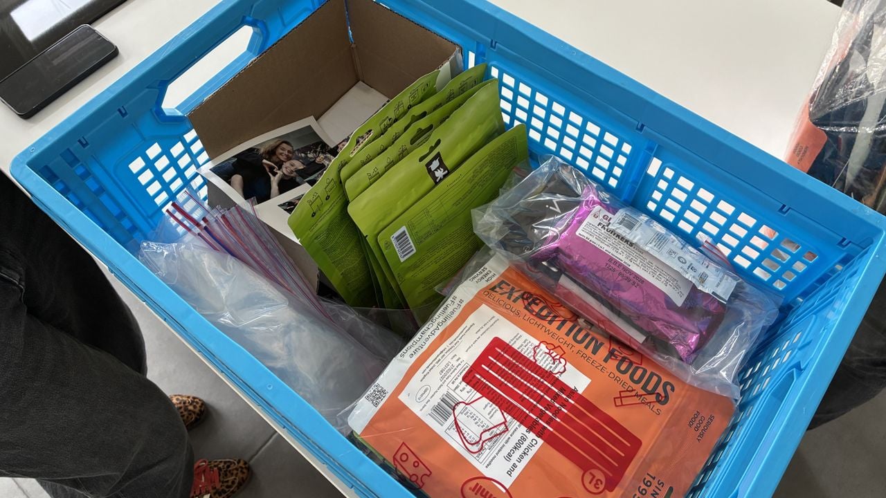 In het krat zit het eten dat André meeneemt naar Marokko en een foto van zijn vrouw en dochter (foto: Wilco Zonneveld).