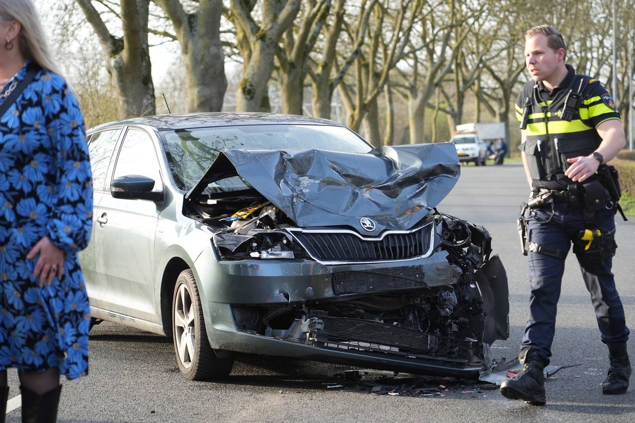 Een stadsbus is donderdagmiddag frontaal met een auto gebotst op de Amerweg in Geertruidenberg (foto: Jeroen Stuve/Persbureau Heitink).