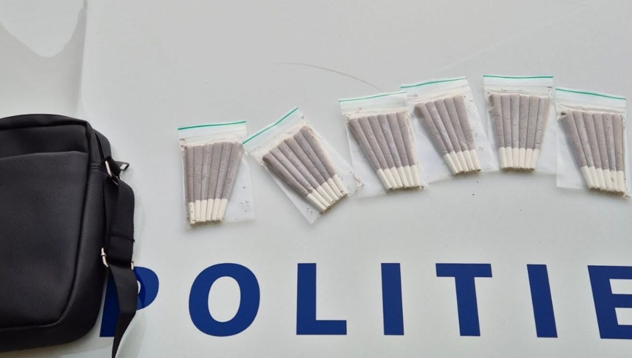 De gevondee joints tijdens de controle in Eindhoven (foto: handhaving Eindhoven).