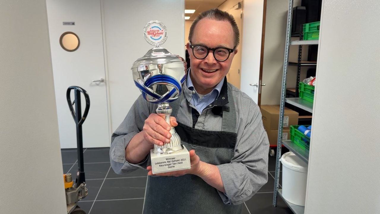 Wouter laat trots zijn gewonnen prijs zien voor de lekkerste gehaktbal van 2021 