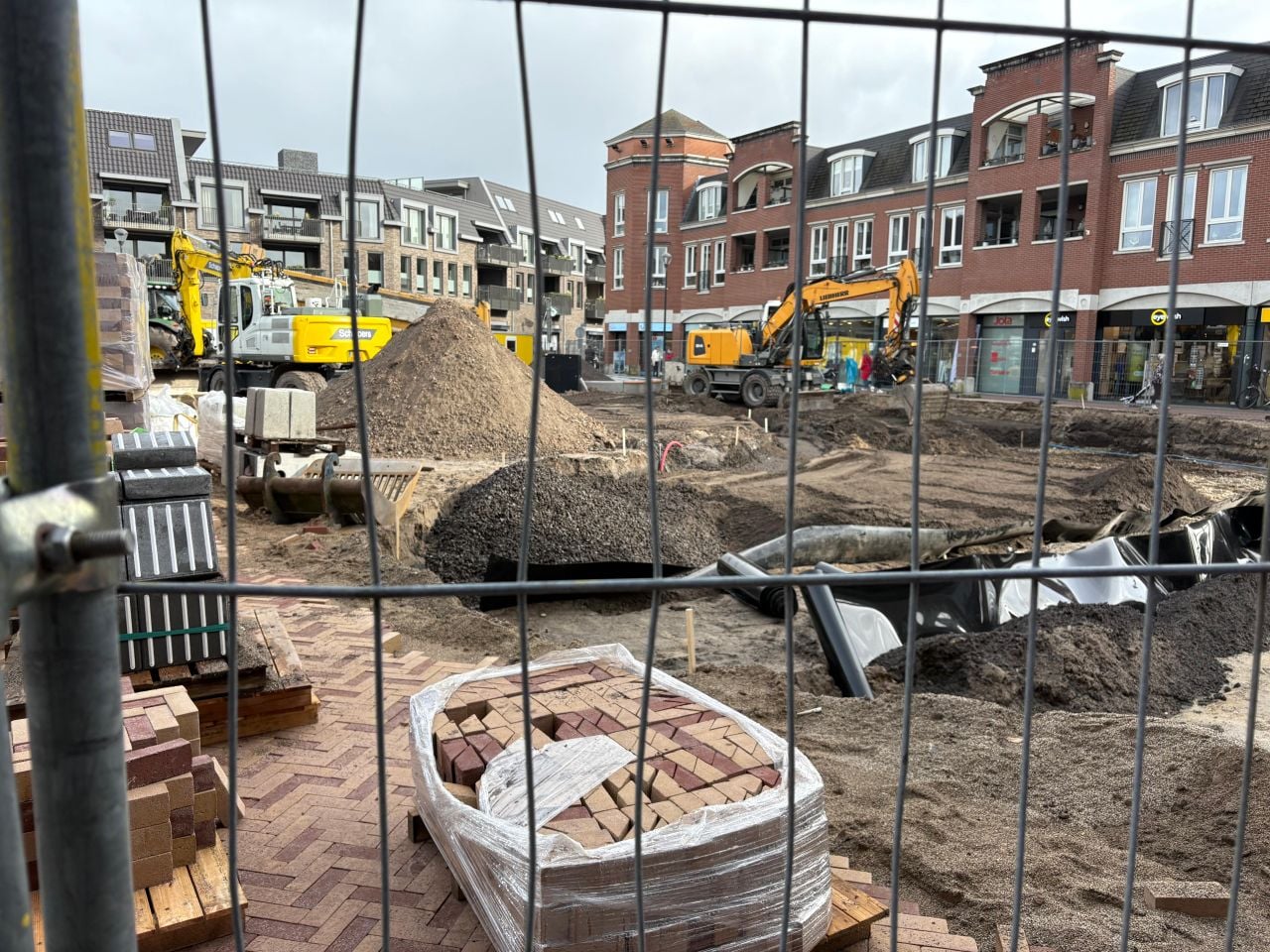 Het halve plein ligt nog open (foto: Pieter Soethout)