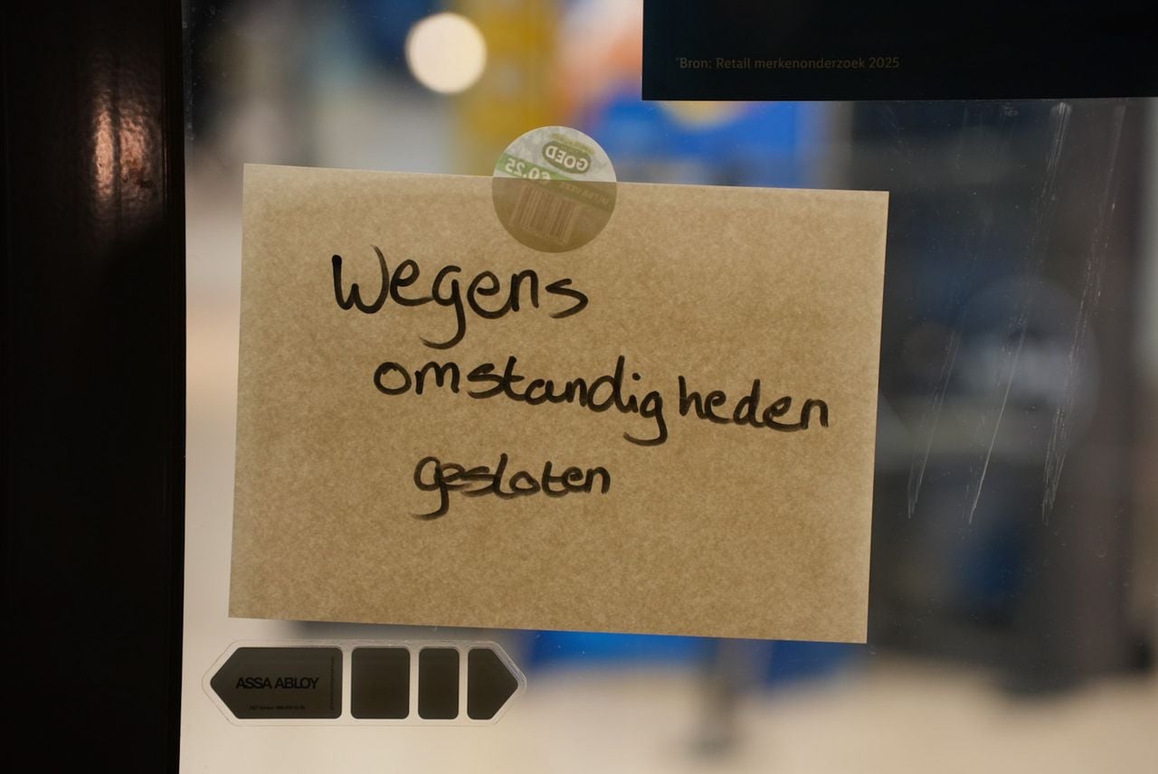 Bij een overval op de Lidl in Waalwijk loste de politie waarschuwingsschoten (foto: Erik Haverhals/Persbureau Heitink).