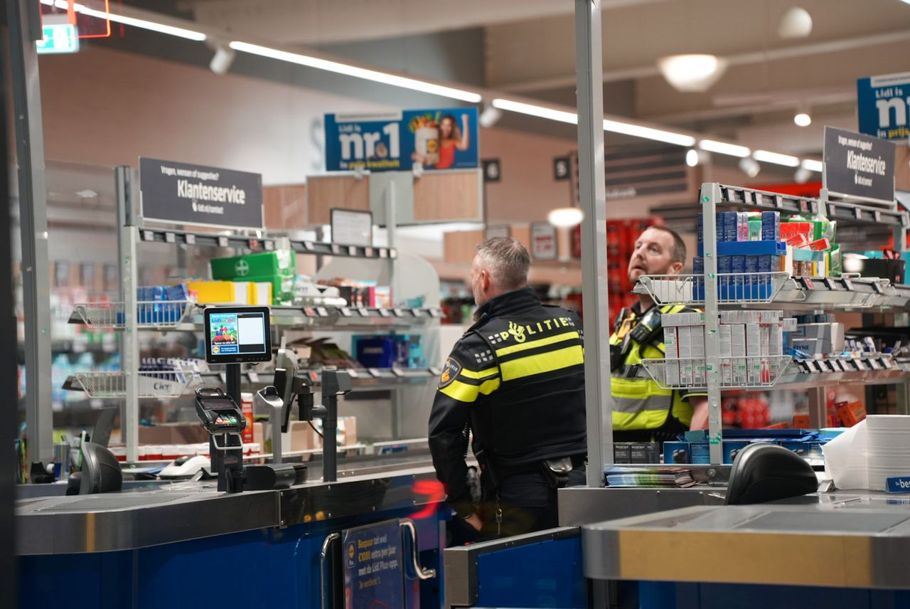 Bij een overval op de Lidl in Waalwijk loste de politie waarschuwingsschoten (foto: Erik Haverhals/Persbureau Heitink).