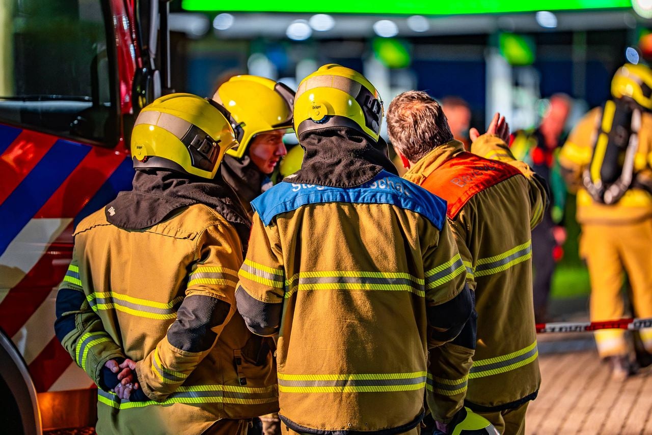LPG-tank van auto kan niet sluiten, brandweer zet tankstation af (foto: Lucas Lammers / Persbureau Heitink).