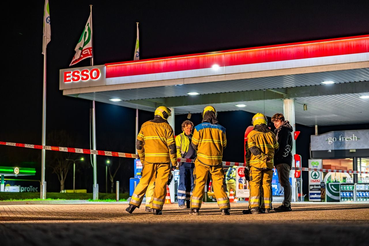LPG-tank van auto kan niet sluiten, brandweer zet tankstation af (foto: Lucas Lammers / Persbureau Heitink).