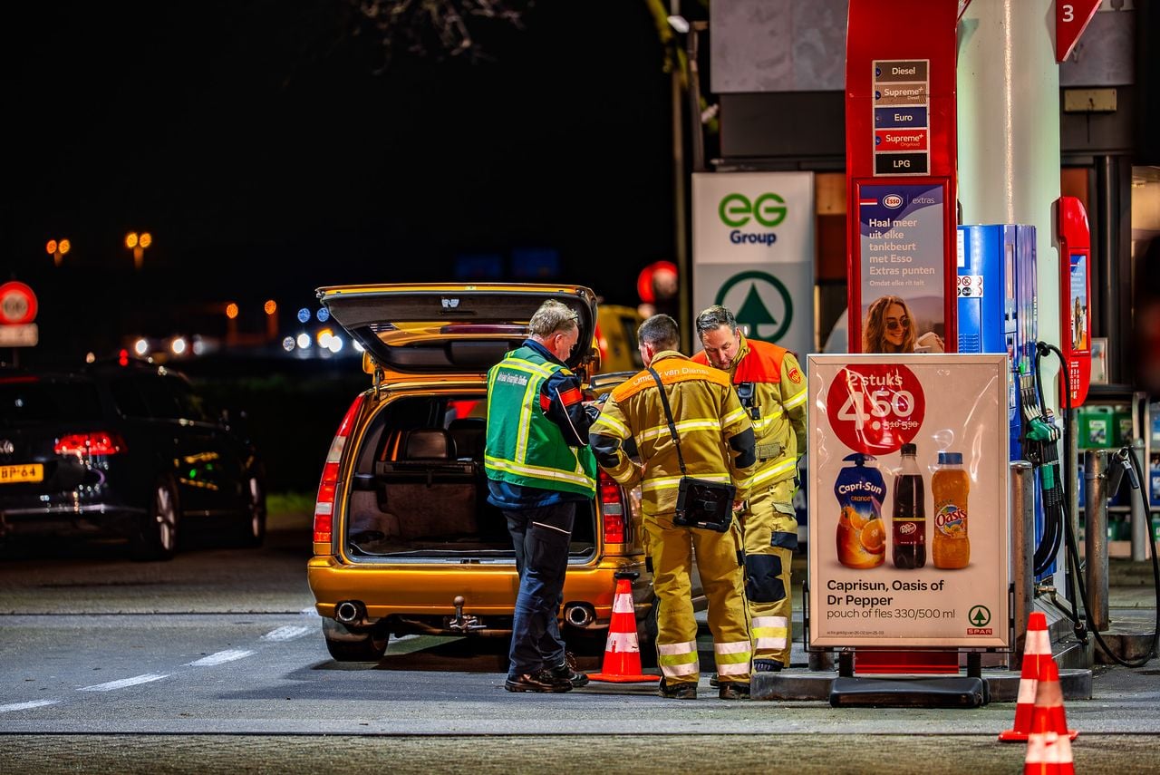 LPG-tank van auto kan niet sluiten, brandweer zet tankstation af (foto: Lucas Lammers / Persbureau Heitink).