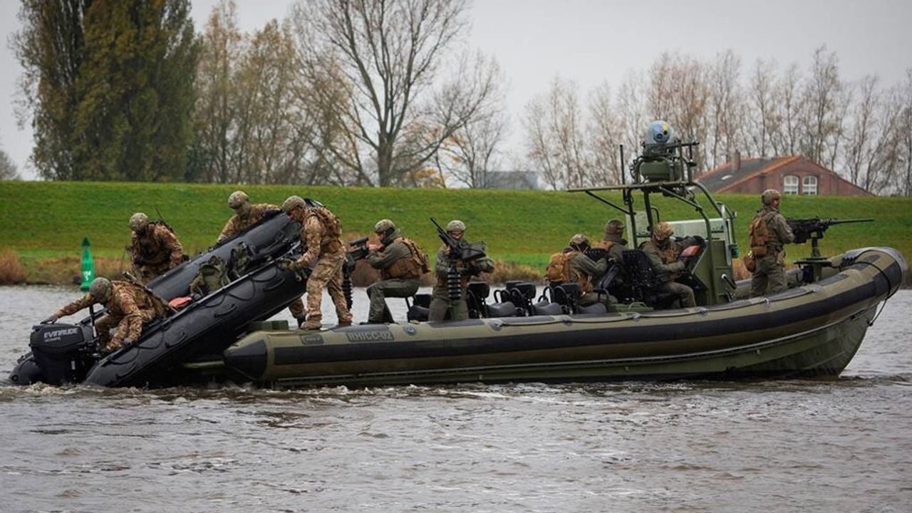 Militairen oefenen bij de vaarschool (foto: ministerie van defensie)