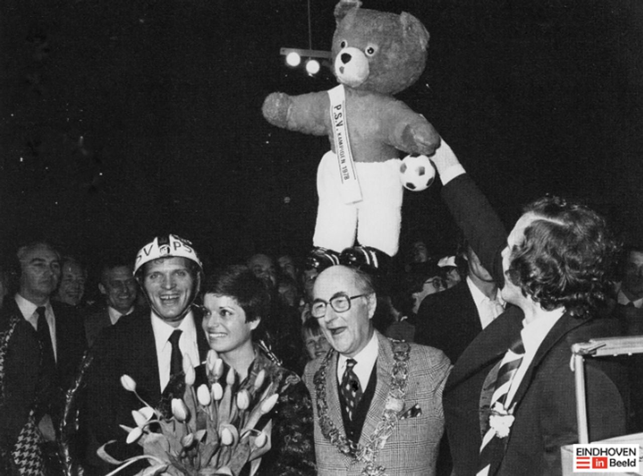 Op de foto de gebroeders Van de Kerkhof (links Willy met zijn vrouw en rechts René) en burgemeester Van der Lee. (Foto: Eindhoven in Beeld). 
