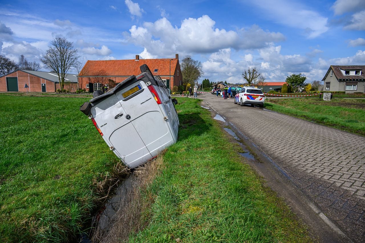 Bestelbus op kop in de sloot (foto: Tom van der Put/Persbureau Heitink).