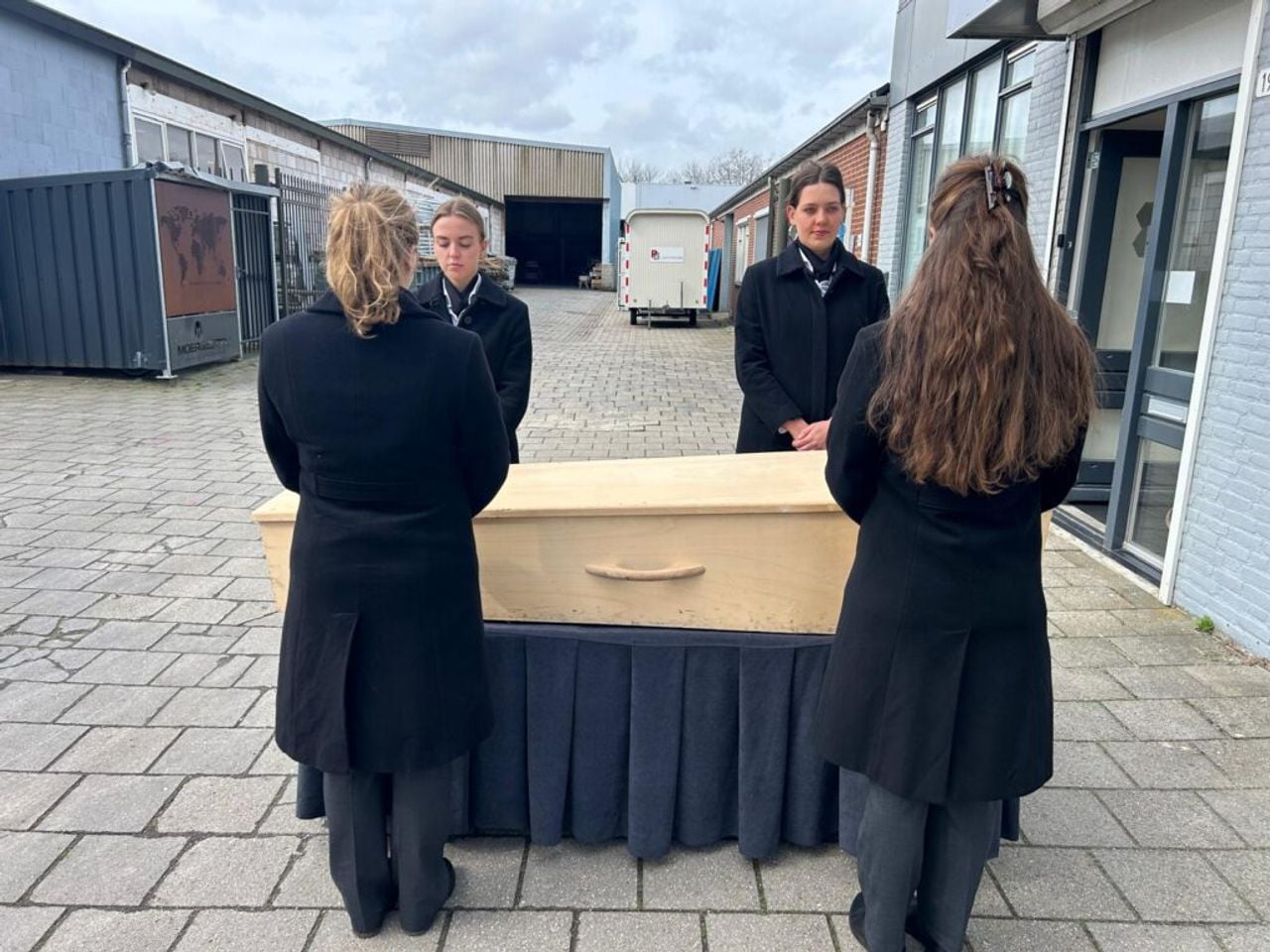 Studenten bij de kist (foto: Omroep Tilburg /  Vanessa Spaanderman).