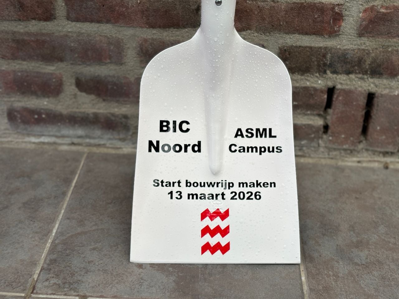 De schep die werd gebruikt om symbolisch te beginnen met de uitbreiding van ASML (foto: Rogier van Son). 