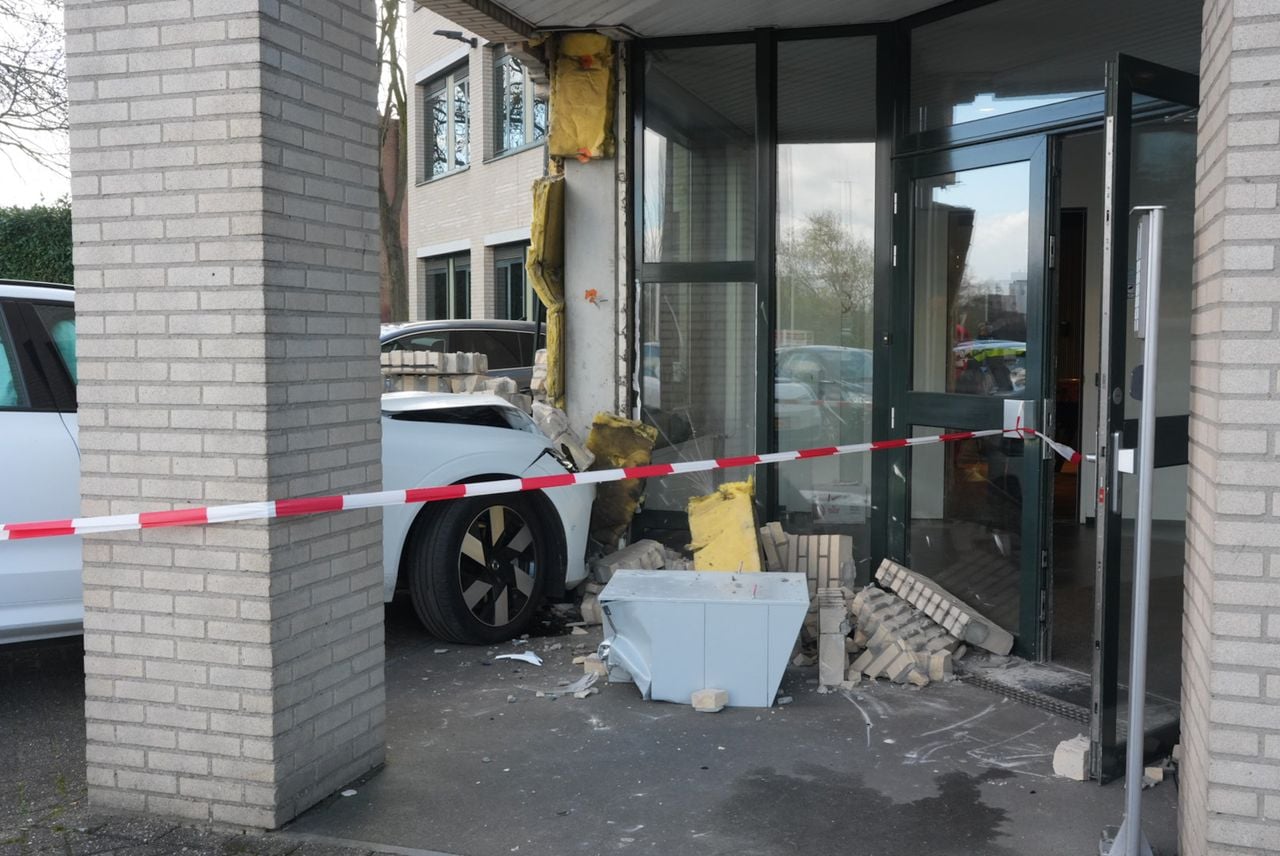 De auto reed tegen het kantoor in Waalwijk (foto: Erik Haverhals/Persbureau Heitink).