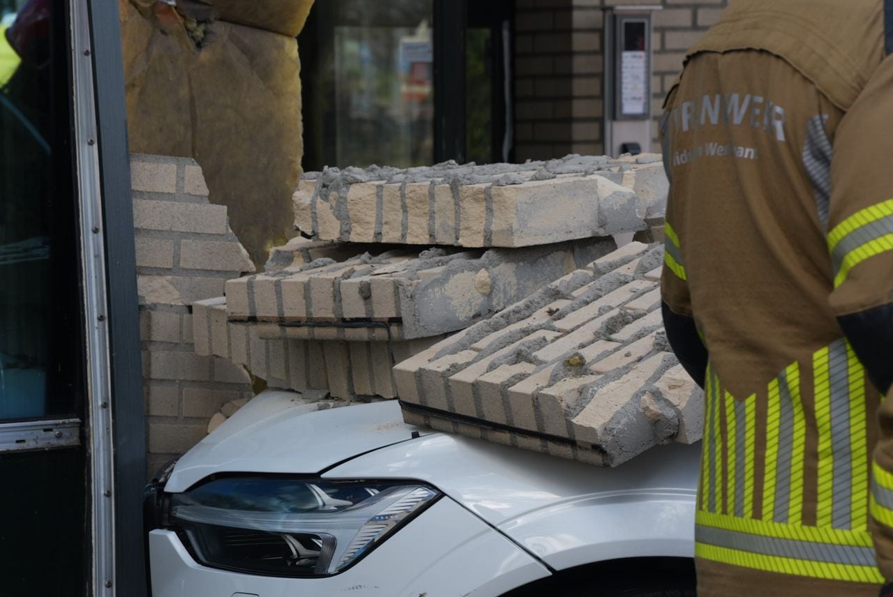 De auto reed tegen het kantoor in Waalwijk (foto: Erik Haverhals/Persbureau Heitink).