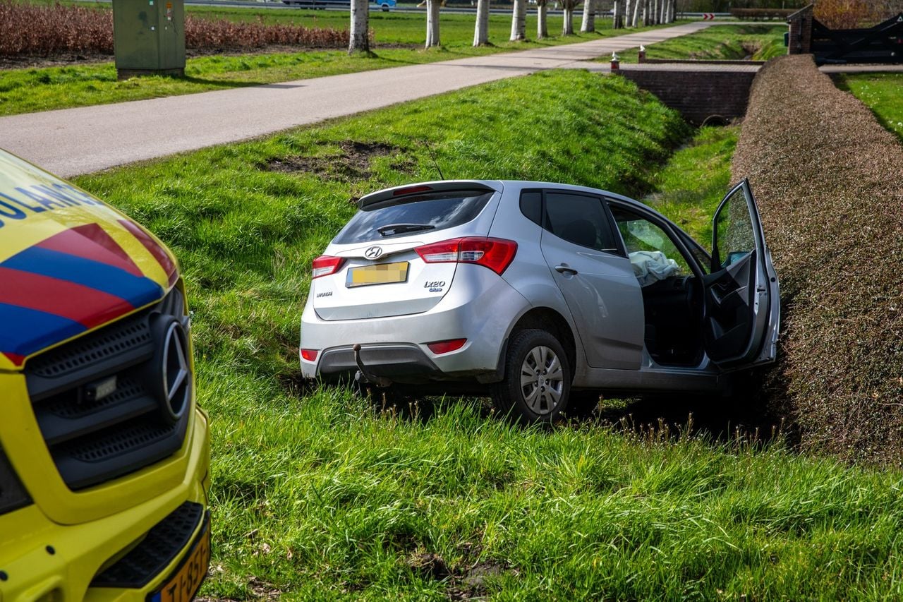 Auto belandt in sloot na botsing op kruising in Oud Gastel (foto: Christian Traets/Persbureau Heitink).