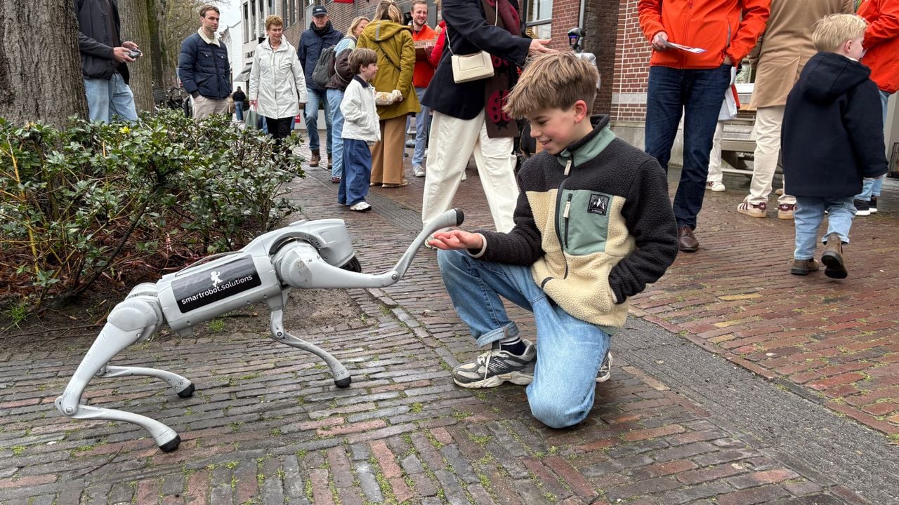 Veel kinderen willen knuffelen met de robothond (Foto: Imke van de Laar)